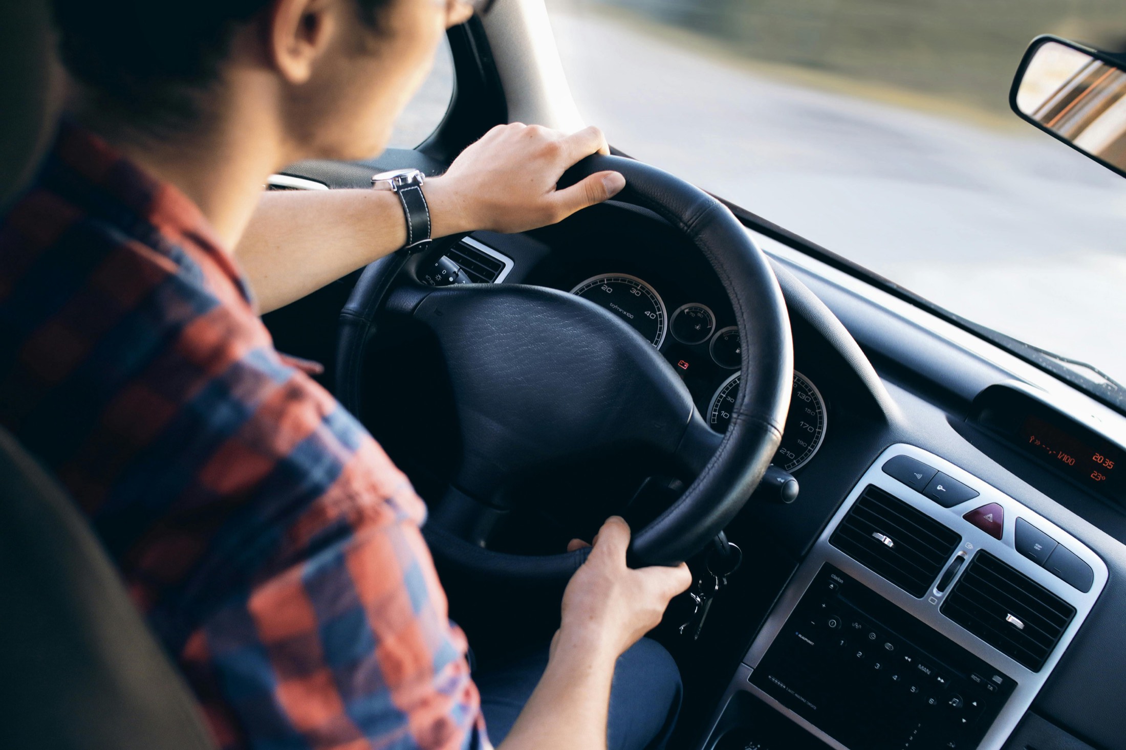 Conducteur au volant